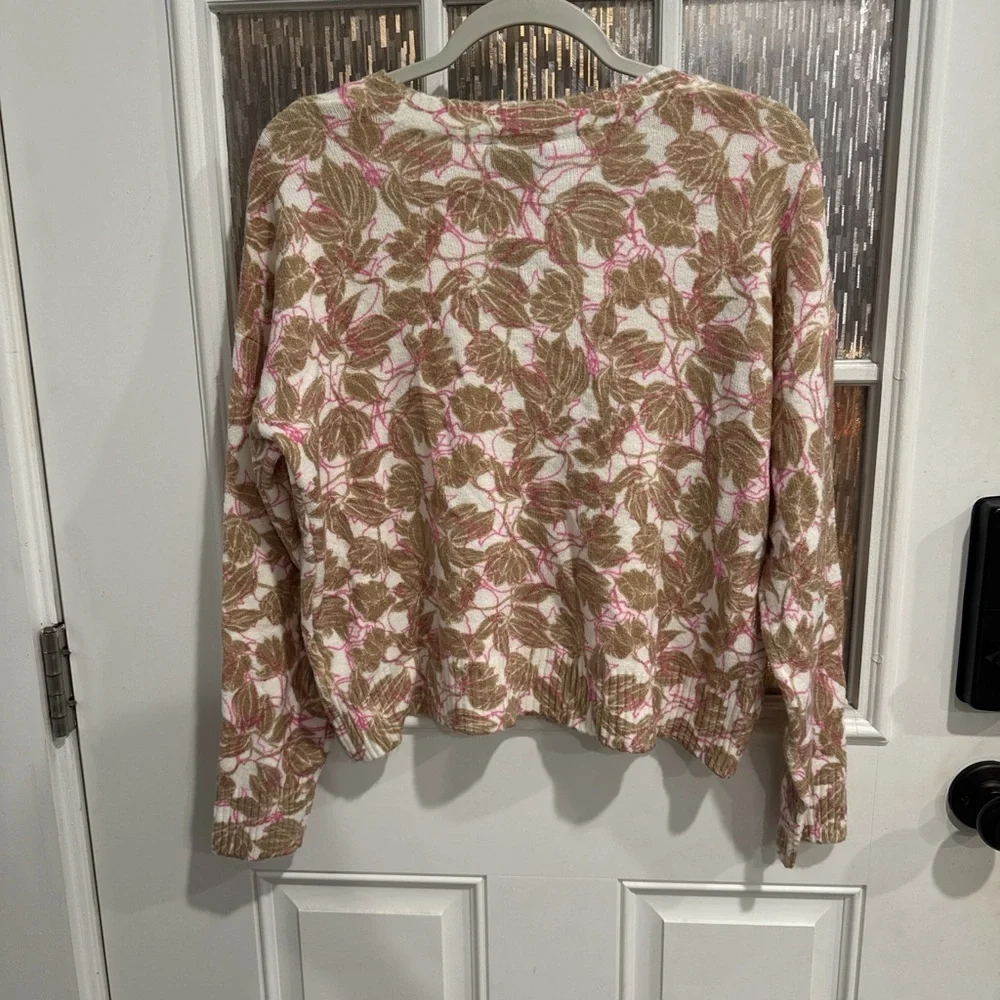 CeCe Women Medium V-Neck Sweater Soft Knit Beige Pink Leaf Pattern Pullover NWT - Picture 4 of 12